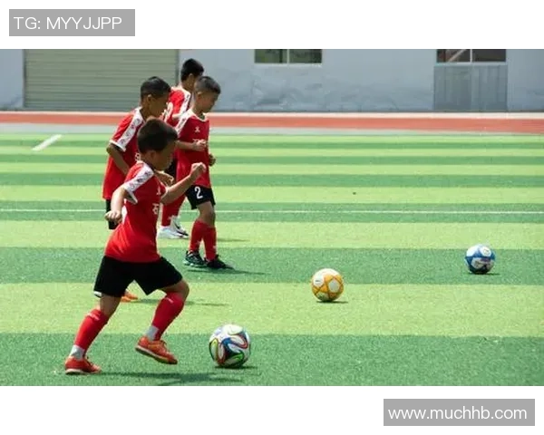 足球明星与动漫角色齐聚一堂的精彩瞬间大合影展现梦想与激情的完美结合